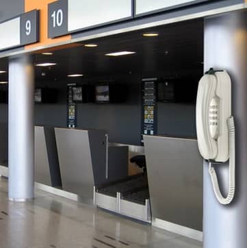 Photo de téléphone accroché au mur dans un aéroport
